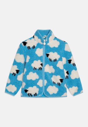 Veste en polaire bleue avec des nuages blancs et un motif de moutons au visage noir, avec une fermeture éclair frontale et un col montant.