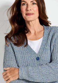 Hellblau gestrickte Strickjacke mit V-Ausschnitt und einem einzelnen blauen Knopfverschluss. Verfügt über strukturierten Stoff und gerippte Bündchen.