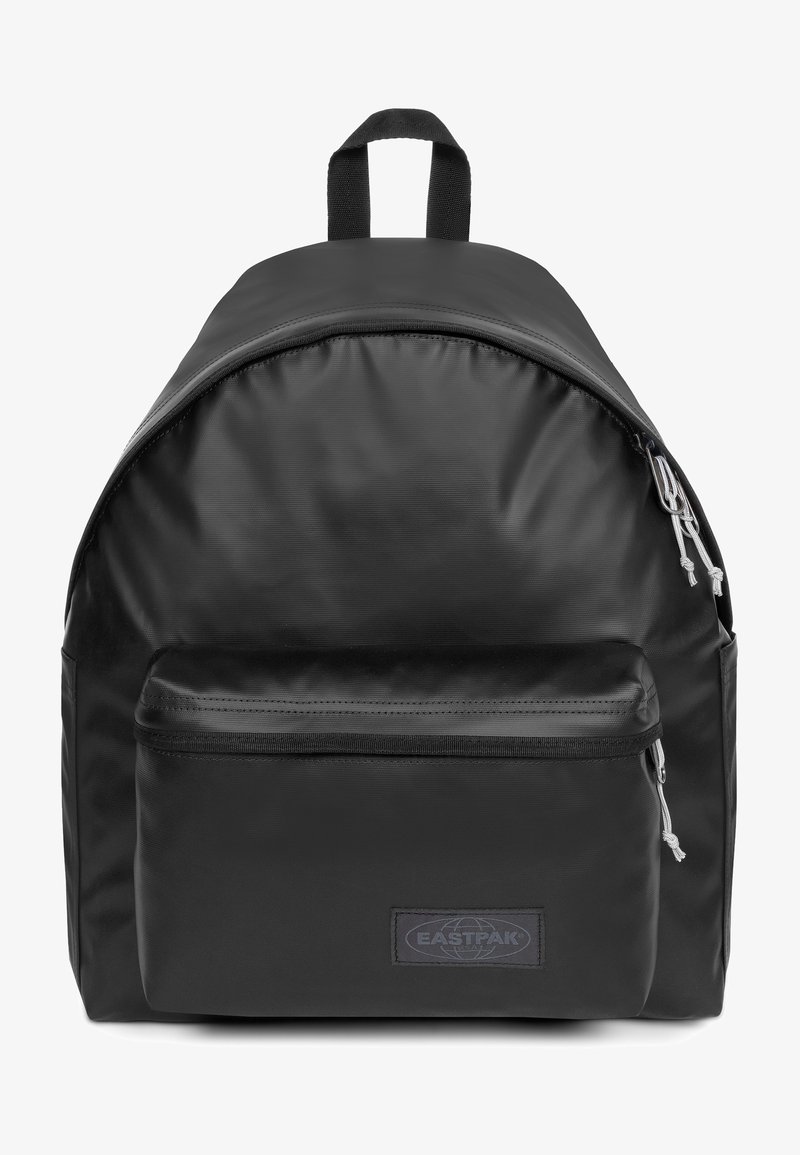 Sac à dos en nylon noir avec un haut arrondi, une poche zippée à l'avant, deux poignées supérieures et des accents de fermeture éclair en métal, présentant un logo cousu à l'avant.