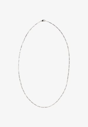 Zilveren ketting met verlengde schakels, met een glanzende afwerking en een veilige sluiting. Eenvoudig ontwerp, lichtgewicht en flexibel.