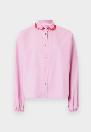 Rozā garām piedurknēm krekls ar apaļu sarkanu apkakli, priekšpusē poga aizdare un elastīgām aprocēm. Gluda auduma, bez rakstiem vai akcentiem.