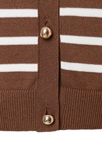 Brauner Strickcardigan mit weißen Streifen. Verfügt über zwei goldene Knöpfe an der Vorderseite, einen gerippten Saum und einen strukturierten, weichen Stoff.