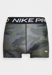 Nike Pro compressieshorts in een groen camouflagepatroon met een zwarte tailleband met "NIKE PRO" in witte letters.