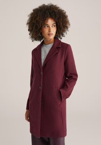 Burgundské vlněné kabát s klopovým límcem, třemi knoflíky, postranními kapsami a rovný střih. Hladká textura a přizpůsobený design.