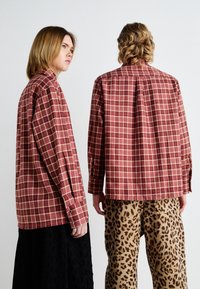 Sister Jane DYLAN CHECK UNISEX - Blusa com botões - red