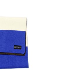 Sciarpa a righe blu e crema con design piegato, dotata di un'etichetta GOSOAKY e realizzata in materiale a maglia testurizzata.