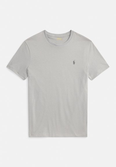 Γκρι βαμβακερό t-shirt με στρογγυλή λαιμόκοψη, κοντά μανίκια και μικρό κεντημένο λογότυπο στο αριστερό στήθος. Απλή, λεία υφή υφάσματος.
