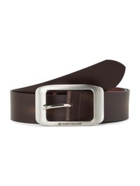 Ceinture en cuir marron avec une boucle rectangulaire en métal argenté. Présente une texture lisse et un léger éclat, avec un logo de marque embossé sur le cuir.