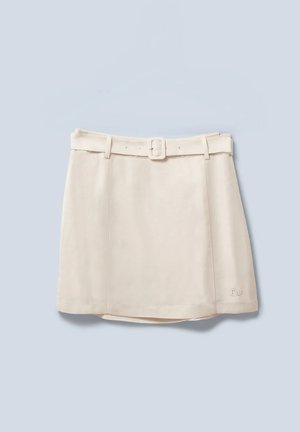 Falda beige con cinturón, diseño plisado y un ligero acampanado en el dobladillo. Presenta un logo en la esquina inferior derecha. Textura suave.