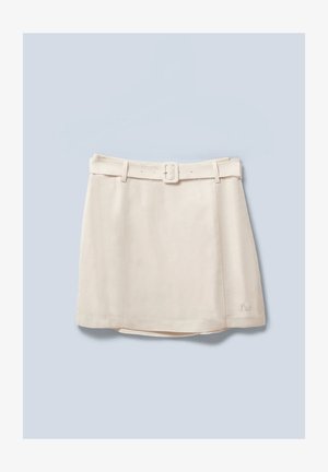 Jupe beige avec une ceinture, design plissé et légère évasée à l'ourlet. Présente un logo en bas à droite. Texture lisse.