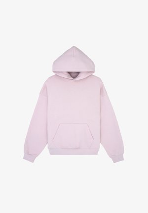 Světle růžová mikina s kapucí vyrobená z měkkého materiálu, která má přední kapsu, široké rukávy a jednoduchý design bez vzorů nebo akcentů.