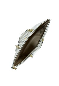 Borsa bianca con una superficie liscia, dettagli in metallo dorato, chiusura con cerniera e un ampio interno beige con una fodera in tessuto texturizzato.