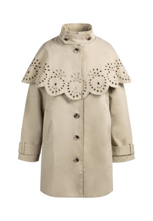 Beige trenchcoat met een hoge kraag, knoopsluiting aan de voorkant en een decoratieve geschulpte cape met oogjes bloemenpatronen.