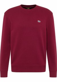 Burgundowy sweatshirt z okrągłym dekoltem wykonany z mieszanki bawełny. Posiada ściągacze przy mankietach i u dołu, a na piersi znajduje się małe białe logo "Lee".