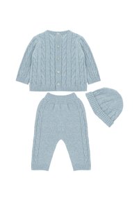 Conjunto de bebé de punto trenzado en azul claro que incluye un cárdigan, pantalones y gorro. El cárdigan tiene botones y puños acanalados; los pantalones presentan un detalle de trenzado a juego.