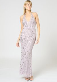 Abito da sera di un leggero lavanda con scollatura a halter, impreziosito da scintillanti paillettes argentate e intricati lavori di perline. Silhouette aderente.