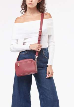 Borsa a tracolla rossa in pelle con forma strutturata, hardware dorato e tracolla regolabile. Finitura testurizzata e dettaglio con tasca frontale con zip.