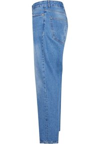 Jeans de mezclilla azul claro con un diseño de pierna recta. Cuenta con cinco bolsillos, costuras decorativas y un ligero desgaste para dar textura.