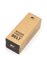 Verpakking van een geweven rekbare riem in bruin karton; bevat vetgedrukte zwarte tekst met de woorden "GEWEVEN REKBARE RIEM" en logo-details. Minimalistisch ontwerp.