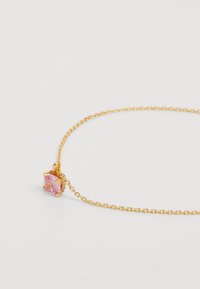 Collana in oro con un prezioso gemstone rosa a forma quadrata, montata con incastonature a griffe, caratterizzata da un delicato motivo a catena e una finitura liscia.