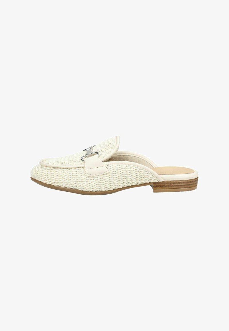 Mule tissée beige clair à enfiler avec bout pointu, détail en métal argenté et talon bas en bois empilé.