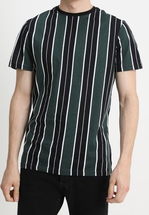 Kurzärmeliges T-Shirt mit vertikalen Streifen in Dunkelgrün, Schwarz und Weiß. Leichtes Material mit Rundhalsausschnitt.