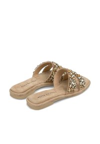 Beige schuifsandalen met twee banden, versierd met heldere en gouden stenen. Zachte suède textuur op de binnenzool en buitenzool. Merkennaam zichtbaar.