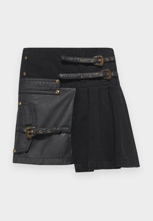 Fustă neagră cu accente din piele, detalii cu catarame și un amestec de texturi. Include un buzunar pe partea stângă și un design pliat.