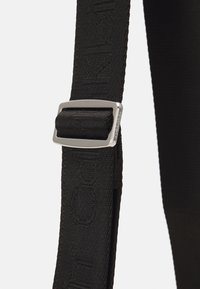 Calvin Klein MUST CAMERA BAG MONO - Olkalaukku - black mono