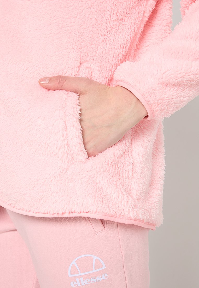 Rosa Fleece-Pullover mit weichem, strukturiertem Finish, ausgestattet mit einer Seitentasche und gerippten Bündchen. Akzentuiert durch ein weißes Logo auf dem Stoff.