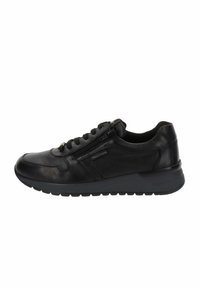 Sneaker in pelle nera con superficie testurizzata, punta rotonda, colletto imbottito e zip laterale. Caratterizzato da una suola in gomma flessibile e chiusura con lacci.