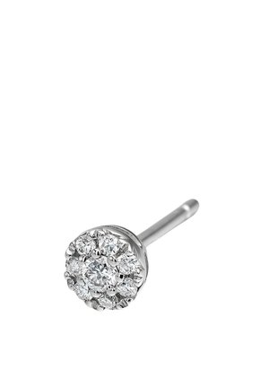 Pendiente de plata con un conjunto de pequeñas piedras preciosas redondas y transparentes dispuestas en un patrón circular.