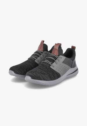 Sportliche Sneaker in Schwarz und Grau mit strukturiertem Strick-Obermaterial, synthetischen Akzenten, braunen Leder-Hinterkappen und flexibler weißer Gummisohle.