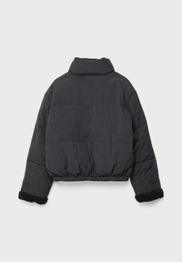 Czarna krótka kurtka puchowa z wysokim kołnierzem, pikowanym wzorem, elastycznym dołem i miękkimi czarnymi futrzanymi akcentami na rękawach.