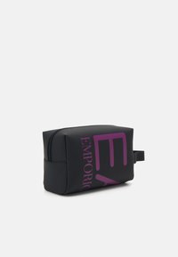 EA7 Emporio Armani TRAIN BEAUTY UNISEX - Higienos reikmenų kosmetinė - nero/hollyhock