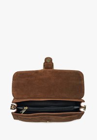 Bruine suede portemonnee met een flapsluiting, voorzien van een gouden drukknoop, zwarte binnenkant en een ritscompartiment. Gladde textuur.