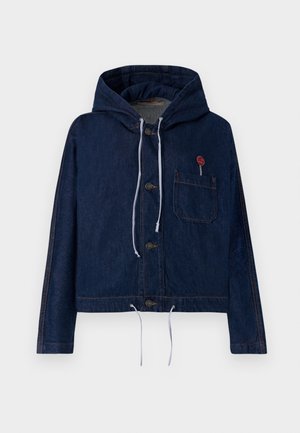 Felpa in denim, blu scuro, design corto, con cappuccio regolabile, bottoni frontali e tasca sul petto accentuata da una spilla rossa.