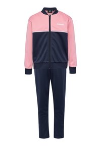 Chándal en navy y rosa. La chaqueta presenta un cierre de cremallera frontal, mangas largas y una franja horizontal blanca con el logo. Los pantalones son navy y ajustados.