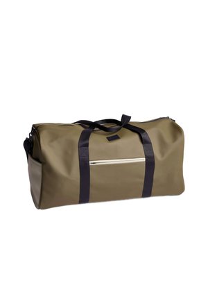 Sac de sport vert olive en matériau durable, avec des sangles en toile noires et une poche avant zippée avec une fermeture éclair argentée.
