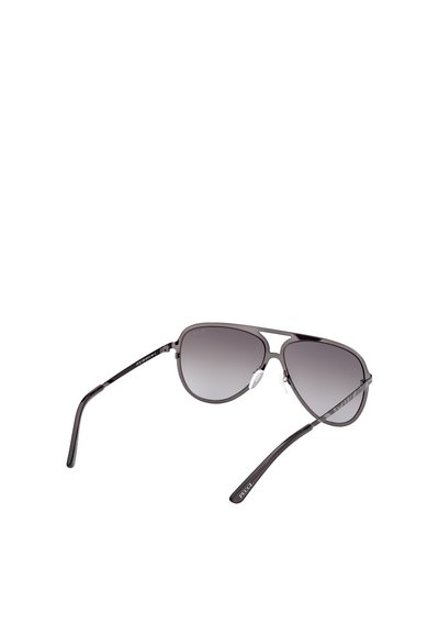 Pilotky s elegantním černým kovovým rámem, gradientní šedé čočky a nastavitelné nosníky. Stranice jsou také černé s logem.