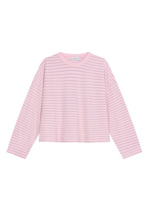 Lichtroze shirt met lange mouwen met dunne donkere horizontale strepen, ronde hals en een iets verkorte pasvorm, plat gelegd tegen een witte achtergrond.