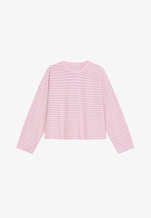 Lichtroze shirt met lange mouwen met dunne donkere horizontale strepen, ronde hals en een iets verkorte pasvorm, plat gelegd tegen een witte achtergrond.