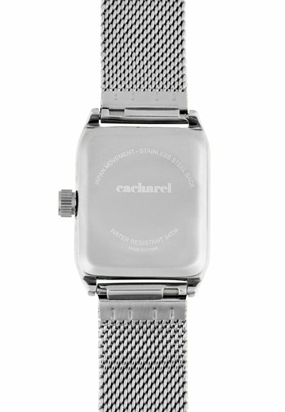 Vierkante zilveren achterkant van horloge met gegraveerde tekst "cacharel", roestvrijstalen mesh-band, zijkroon en waterbestendigheidsmarkering 3 ATM.