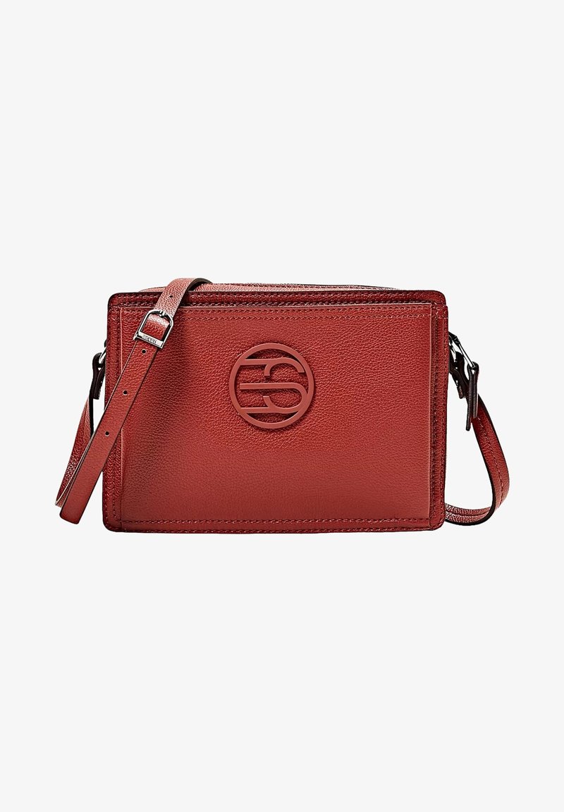 Sac bandoulière en cuir rouge avec une sangle ajustable et un logo embossé circulaire centré sur le panneau avant, design épuré et boucle en argent.