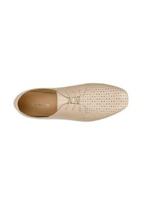 Scarpa in pelle beige con lacci e design perforato nella zona delle dita, texture liscia, punta arrotondata e suola piatta. L'interno presenta un'imbottitura morbida.