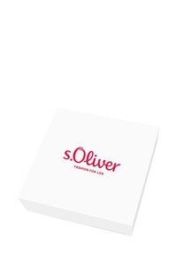 Scatola rettangolare bianca con una texture liscia, caratterizzata da un logo rosso "s.Oliver" in evidenza e il testo "FASHION FOR LIFE" sottostante.