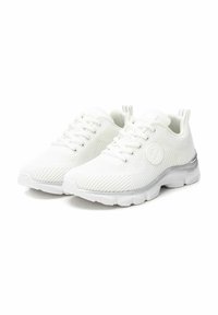 Zapatos deportivos de punto blancos con un patrón texturizado, que presentan una punta redondeada, diseño de cordones y un acento de talón transparente.