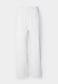 Λευκή φόρμα με ίσια γραμμή, ελαστική μέση και πλαϊνές τσέπες, παρουσιάζεται σε απλό φωτεινό φόντο.