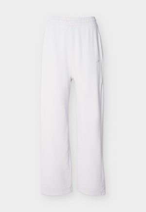 Λευκή φόρμα με ίσια γραμμή, ελαστική μέση και πλαϊνές τσέπες, παρουσιάζεται σε απλό φωτεινό φόντο.