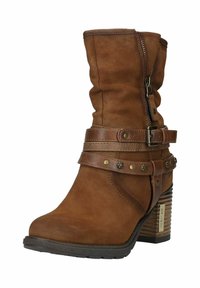 Hnedá kožená čižma do polovice lýtka s naskladaným podpätkom, bočným zipsom, dekoratívnymi remienkami so sponami a kovovými cvočkami a gumovou podrážkou.